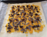 Foto del paso 5 de la receta: Napolitanas de mermelada con chocolate y pasas