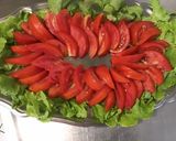Une image de l'étape 4 de Feuille de chêne aux tomates coeur de bœuf, burrata et fleurs de basilic.