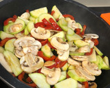 Foto del paso 1 de la receta: Pollo especiado con verduras