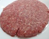 Foto del paso 1 de la receta: Hamburguesa de Angus con bacon, queso, tomate, cebolla y pan cristal