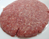Foto del paso 1 de la receta: Hamburguesa de Angus con bacon, queso, tomate, cebolla y pan cristal