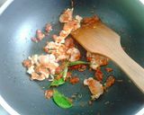 รูปขั้นตอนการทำที่ 2 ของ ก้านบล็อคโคลี่ผัดพริกแกงอกไก่