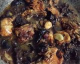 Gambar langkah 4 resipi Ayam Masak Kicap Lada Hitam & Cendawan Hitam.