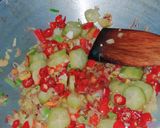 Foto langkah ke 3 dari resep Oseng Pindang Belimbing Wuluh.