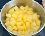 Une image de l'étape 1 de Pommes de terre au persil et ses brochettes de bœuf.