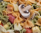 Foto del paso 10 de la receta: Ensalada de pasta con bonito, langostinos y frutas