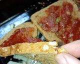 Foto del paso 3 de la receta: Rebanadas de pan con tomate y huevo 🍞🍅🥚