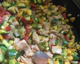 Foto del paso 3 de la receta: Verduras y pollo al wok🥙