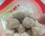 Foto langkah ke 6 dari resep Bakso Ikan Gabus Bumbu Kacang.