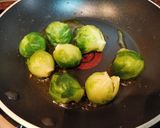 Foto del paso 2 de la receta: Pasta fresca con coles de bruselas al ajillo