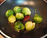 Foto del paso 2 de la receta: Pasta fresca con coles de bruselas al ajillo