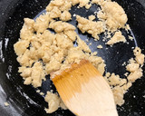 Foto del paso 3 de la receta: Masa para croquetas de tinta, sepia y gambas (truco para una bechamel perfecta)