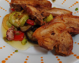 Foto del paso 11 de la receta: Chuletas de lechón con ajos tiernos, verduras y miel