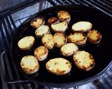 Foto del paso 3 de la receta: Lomo de cerdo relleno de salsa de champiñones y papas rústicas