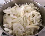 Foto del paso 1 de la receta: Cebolla frita con salsa de zanahoria