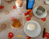 Foto del passaggio 1 della ricetta Cheesecake salata con fette biscottate, stracchino e pomodorini freschi
