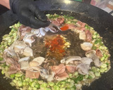 Foto del paso 7 de la receta: Fideuà de mariscos, con sepia sucia, galeras y gambones