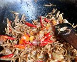 Foto langkah ke 3 dari resep Tumis teri bawang merah.
