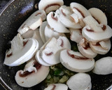 Foto del paso 5 de la receta: Champiñones a la crema con aguacate y tomate