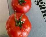 Une image de l'étape 2 de Salade de tomates tricolores aux oignons nouveaux et fromage frais.