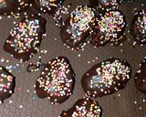 Foto langkah ke 6 dari resep Kurma Keju Coklat.