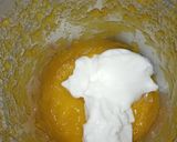 A picture of step 1 of Mango,strawberry layered lassi.