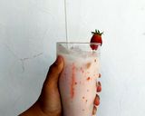 Foto langkah ke 11 dari resep Korean Strawberry Milk 🍓.