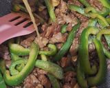 Foto langkah ke 5 dari resep Tumis daging sapi dan paprika.