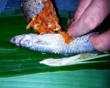 Foto langkah ke 6 dari resep Pepes Ikan Belanak Sambal Pencit (Mangga Muda).