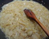 Foto del paso 2 de la receta: Hog dog encebollado con mostaza y salsa cebolla chucrog