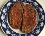 Foto del paso 1 de la receta Tostadas con tomate, aguacate y levadura de cerveza