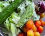 Gambar langkah 2 resipi Garden Salad.
