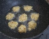 Foto langkah ke 3 dari resep Bola-bola mie instant.