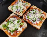 બ્રેડ પીઝા (Bread Pizza Recipe In Gujarati) રેસીપી સ્ટેપ2ફોટો