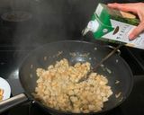 Foto del passaggio 3 della ricetta Pollo con mandorle e noci