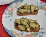 Foto del paso 5 de la receta: Tosta de espelta integral con cebolla confitada, calabacín y rulo de cabra