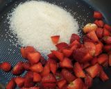 Foto langkah ke 2 dari resep Korean Strawberry Milk.