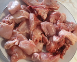 Foto del paso 1 de la receta: Pollo con tomate y cebolla