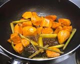 Hình bước làm 2 của món Cà ri gà khoai lang vàng