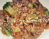 Foto langkah ke 3 dari resep Nasi goreng cumi bombai.