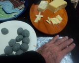 Foto del paso 3 de la receta: Mini quesadillas azules para botana rellenas de queso de chiva