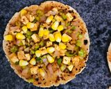 પનીર ચીઝી ભાખરી પીઝા (Paneer Cheesy Bhakhri Pizza Recipe In Gujarati) રેસીપી સ્ટેપ3ફોટો