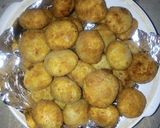 A picture of step 5 of Flour filled potato balls.