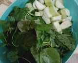 Foto langkah ke 1 dari resep Sayur Bening Bayam Oyong.