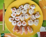 Foto del paso 5 de la receta: Sushi casero sin algas nori de salmón y surimi
