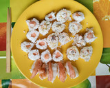Foto del paso 5 de la receta: Sushi casero sin algas nori de salmón y surimi