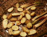 Foto del paso 4 de la receta: Chicharros al hormo, con patatas baby y cebolletas asadas