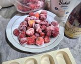 Foto langkah ke 1 dari resep Strawberry Yogurt Popsicles.