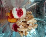 Foto del paso 2 de la receta: Licuado de duraznos y nuez