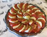 Une image de l'étape 8 de Salade de tomates à la mozzarella di buffala et pistaches.